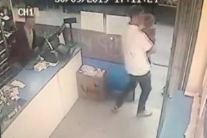 Vatandaşın d&uuml;ş&uuml;rd&uuml;ğ&uuml; parayı alıp cebine koydu