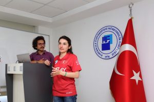 Elektromobil aracı incelediler