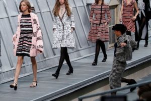 Chanel defilesine 'kaynak yaptı', Gigi Hadid durdurdu