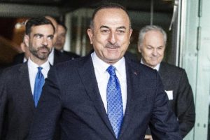 &Ccedil;avuşoğlu Fransa'da vatandaşlarla g&ouml;r&uuml;şt&uuml;