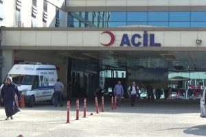 Balkondan d&uuml;şen gen&ccedil; kız yaralandı