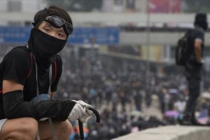 Hong Kong'da bir g&ouml;sterici ger&ccedil;ek mermiyle yaralandı