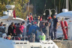 &Ccedil;anakkale'de 206 ka&ccedil;ak g&ouml;&ccedil;men yakalandı