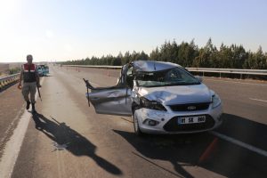 Şanlıurfa'da otomobil tıra &ccedil;arptı: 2 yaralı