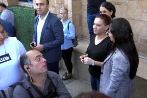 Dolap sallanınca deprem sanıp 1'inci kattan atladı