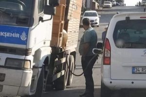 'Belediyeye ait kamyondan &ouml;zel aracına yakıt aktarıyor' iddiası