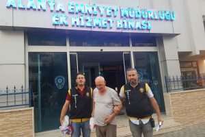 76'lık dede dolandırıcı &ccedil;ıktı