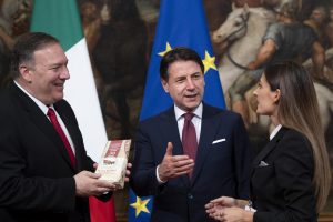 Pompeo'ya İtalya'da parmesan peyniri ile ek vergi protestosu