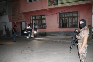 Adana'da gece yarısı eve atılan EYP paniğe neden oldu