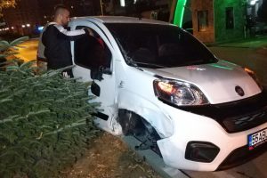 İki otomobile &ccedil;arpan aracın s&uuml;r&uuml;c&uuml;s&uuml; ka&ccedil;tı