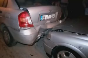 Kontrolden &ccedil;ıkan otomobil park halindeki ara&ccedil;lara &ccedil;arptı