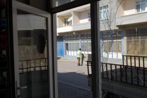 Eski muhtarın işyerinin camları kırıldı