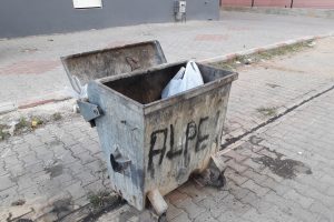 &Ccedil;&ouml;pe atılan bebek k&ouml;pekler par&ccedil;alamadan kurtarıldı