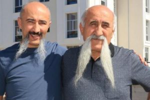 Baba ve oğlunu g&ouml;renler şaşkınlıklarını gizleyemiyor