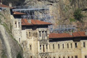 S&uuml;mela Manastırı'nda restorasyon s&uuml;r&uuml;yor