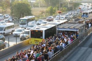 Altunizade metrob&uuml;s durağında aşırı yoğunluk devam ediyor