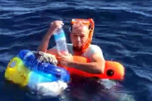 Şnorkel ve plastik deniz simidiyle umuda yolculuk