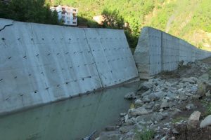 Sel mağduru aileler evlerine d&ouml;n&uuml;yor