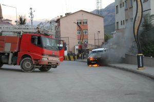 Seyir halindeki ara&ccedil; alev aldı