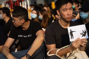 Hong Kong'da y&uuml;zlerce &ouml;ğrenci oturma eylemi d&uuml;zenledi