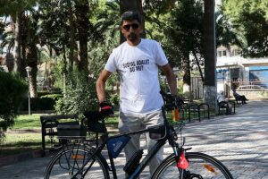 Bisikletiyle 'Adalet ve Demokrasi Yolculuğu'na &ccedil;ıkan iş&ccedil;i m&uuml;cadelesini s&uuml;rd&uuml;r&uuml;yor