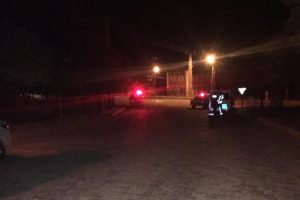 Polisin 'dur' ihtarı sonrası ka&ccedil;an otomobilde uyuşturucu tacirleri yakalandı