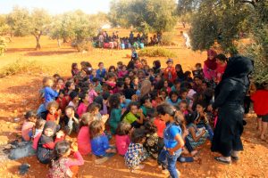 Zeytin ağa&ccedil;ları arasında ders g&ouml;ren Suriyeliler okul istiyor