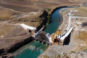 Kavga eden k&ouml;yl&uuml;lerin yıktığı tarihi k&ouml;pr&uuml;de, restorasyon s&uuml;r&uuml;yor