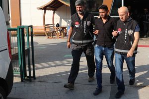 Ka&ccedil;arken polisi ezip yaralayan 4 kişilik &ccedil;ete yakalandı