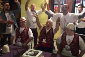 Bursa'da down sendromlu gence mahalle halkından d&uuml;ğ&uuml;n gibi doğum g&uuml;n&uuml;
