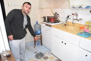 D&uuml;d&uuml;kl&uuml; tencerenin patlamasıyla yaralandı