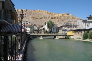 Bayburt'ta otomobil nehre yuvarlandı