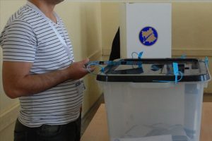 Kosova'daki se&ccedil;imde eski U&Ccedil;K komutanları &ouml;n planda