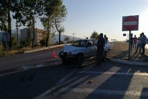 Kamyonla otomobil &ccedil;arpıştı