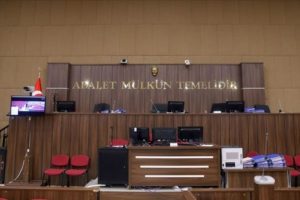 &Ccedil;ocuk gebeliklerini bildirmeyen doktorlar hakim karşısında