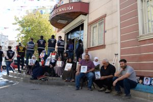 HDP &ouml;n&uuml;ndeki eylemde 30'uncu g&uuml;n