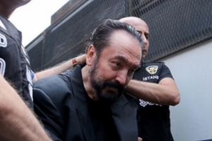 Oktar'dan duruşmada kadın sanıklara: &Ccedil;ok g&uuml;zelsiniz, maşallah