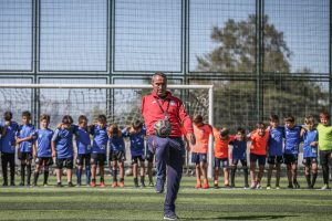 Bursa'da futbol tutkusu tek koluyla hayata bağladı