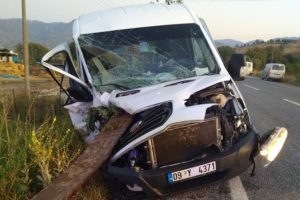 Minib&uuml;s trakt&ouml;re &ccedil;arptı; 1 &ouml;l&uuml; 1 yaralı