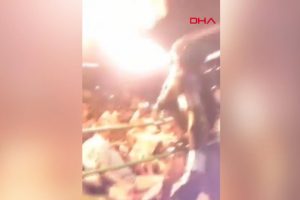 Benzinle g&ouml;steri yapan oyuncu sahnede alev aldı