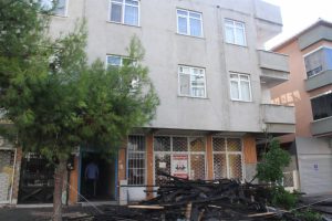 İstanbul Kartal Belediyesinden yangında zarar g&ouml;ren binaya m&uuml;dahale