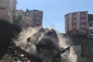 Cezayir'de bina &ccedil;&ouml;kt&uuml;: 2 &ouml;l&uuml;