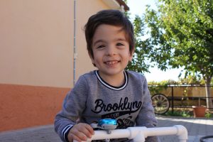 Y&uuml;r&uuml;mekte zorlanan Talha'ya plastik borulardan y&uuml;r&uuml;te&ccedil;