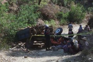 Trakt&ouml;r devrildi; 1 &ouml;l&uuml;, 1 yaralı