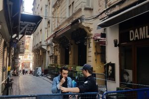 Beyoğlu'nda binada &ccedil;&ouml;kme riski