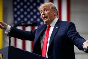 Trump g&ouml;&ccedil;menlerin 'bacaklarına ateş edilmesini &ouml;nerdi'