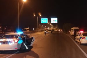 Manavgat'ta tur minib&uuml;s&uuml; &ccedil;elik bariyere &ccedil;arptı