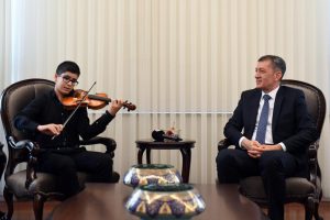 Bakan Sel&ccedil;uk, Mozart &ouml;d&uuml;ll&uuml; Ali'yi makamında ağırladı