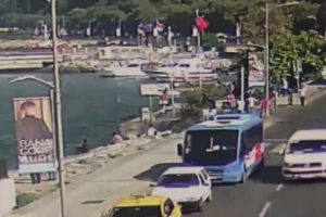 Kahraman polis denize atlayan genci kurtardı