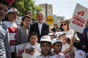 İ&ccedil;işleri Bakanı Soylu yaya ge&ccedil;idi n&ouml;betine katıldı